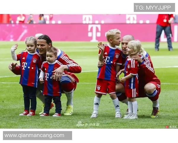 小男孩意外闯入足球场与偶像球星亲密接触感动全场