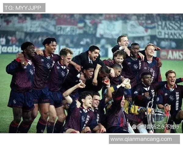 足球历史传奇球星同框合影回顾 无数经典瞬间再现绿茵场